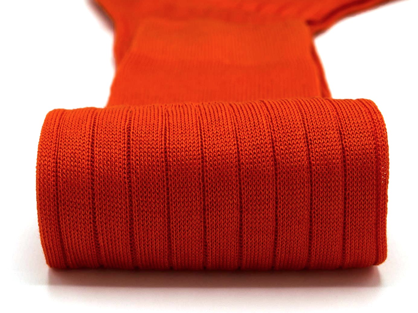chaussettes-montantes-mi-bas-unies-orange-clémentine-en-pur-fil-d'écosse-remaillées-à-la-main-pour-homme